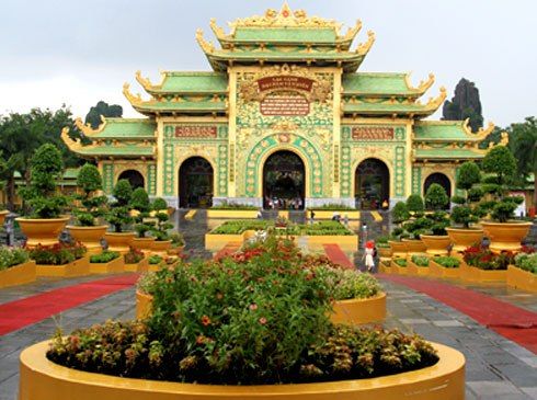 Ngôi đền dát vàng trong khu du lịch Đại Nam