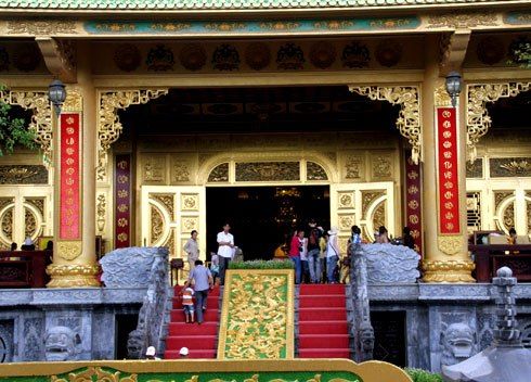 Ngôi đền dát vàng trong khu du lịch Đại Nam