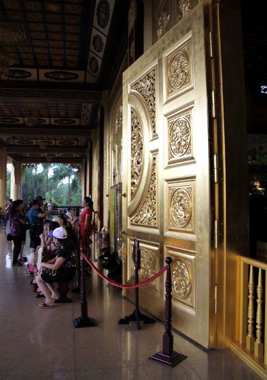 Ngôi đền dát vàng trong khu du lịch Đại Nam