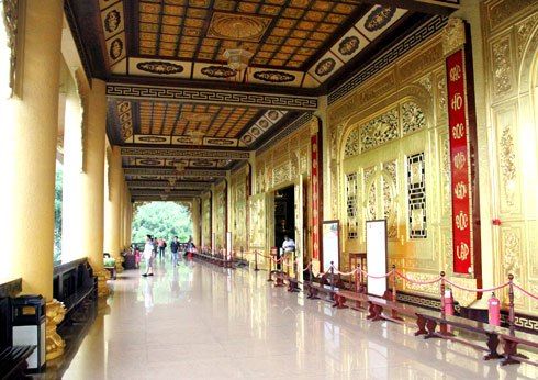 Ngôi đền dát vàng trong khu du lịch Đại Nam