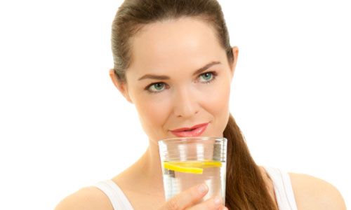 uống nước chanh với mật ong buổi sáng